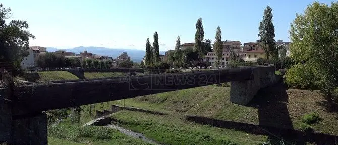 Lamezia, metà del parco fluviale in rovina per colpa di due ponti abbandonati
