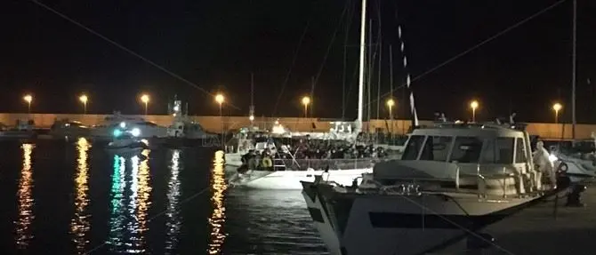 Migranti, in 75 sbarcano a Roccella Jonica: tra loro 2 bambini e 2 donne incinte