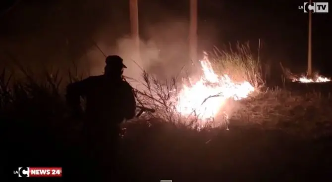 Nocera Terinese, in fiamme l’area stoccaggio dei rifiuti: le telecamere inquadrano il piromane