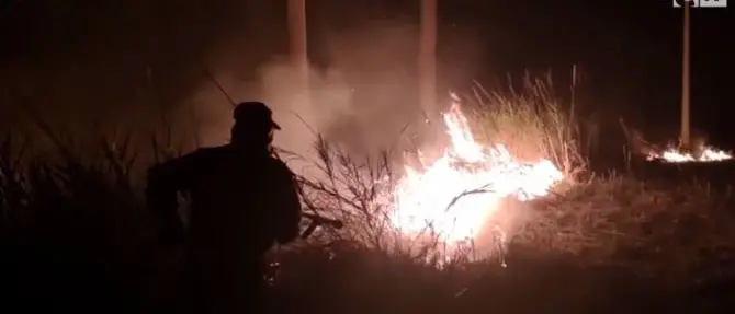 Nocera Terinese, in fiamme l’area stoccaggio dei rifiuti: le telecamere inquadrano il piromane
