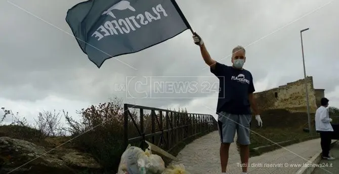 Vibo Valentia, amministratori e volontari insieme contro la plastica