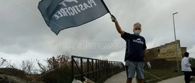 Vibo Valentia, amministratori e volontari insieme contro la plastica