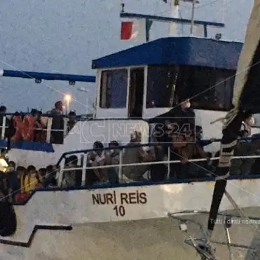 Migranti, nuovo sbarco a Roccella Jonica: in 165 raggiungono il porto