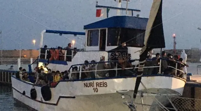 Migranti, nuovo sbarco a Roccella Jonica: in 165 raggiungono il porto