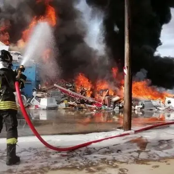Incendio nel Vibonese, in fiamme un deposito rifiuti a San Gregorio