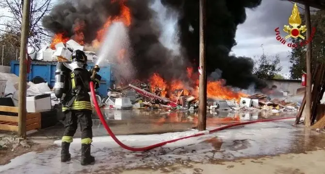 Incendio nel Vibonese, in fiamme un deposito rifiuti a San Gregorio