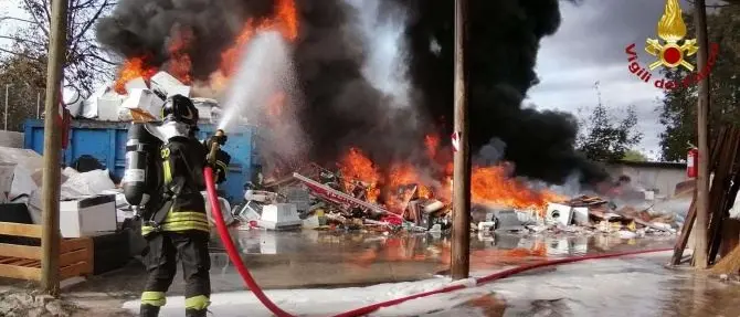 Incendio nel Vibonese, in fiamme un deposito rifiuti a San Gregorio