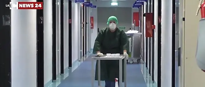 Covid Italia, contagi e morti in calo ma anche meno tamponi. Boom di casi in Campania