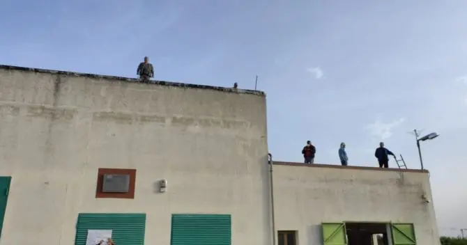Senza stipendio da mesi, operai protestano sul tetto della centrale a Corigliano Rossano