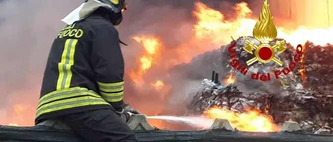 Ennesimo incendio in un'azienda di trattamento rifiuti, vasto rogo a Squillace