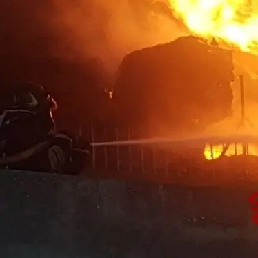 Incendio in azienda rifiuti a Squillace, il sindaco ordina la chiusura delle scuole