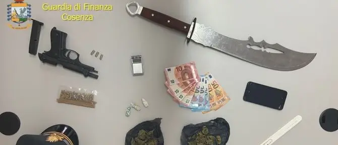 Corigliano-Rossano, arrestato pusher intento a smerciare droga