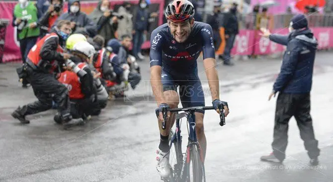 Giro d'Italia, a Camigliatello Silano vince in solitaria Filippo Ganna