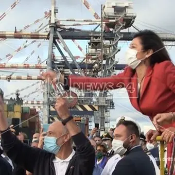 Il ministro De Micheli a Gioia Tauro: «Porto rinato». E sulla nuova governance prende tempo
