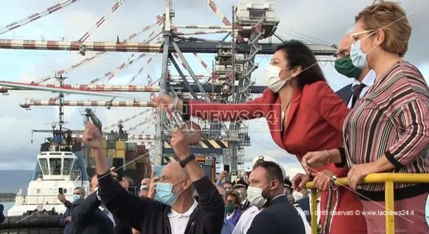 Il ministro De Micheli a Gioia Tauro: «Porto rinato». E sulla nuova governance prende tempo