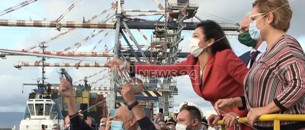 Il ministro De Micheli a Gioia Tauro: «Porto rinato». E sulla nuova governance prende tempo