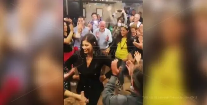 Tarantella a rischio Covid della Santelli, Dp: «Siamo allo sbando più totale»