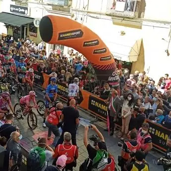 Giro d'Italia in Calabria, la partenza da Castrovillari in diretta sui nostri social