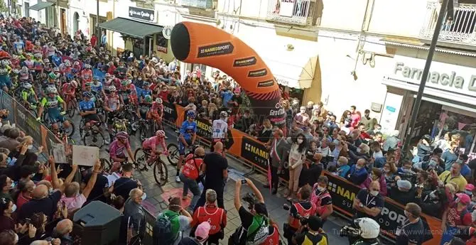 Giro d'Italia in Calabria, la partenza da Castrovillari in diretta sui nostri social