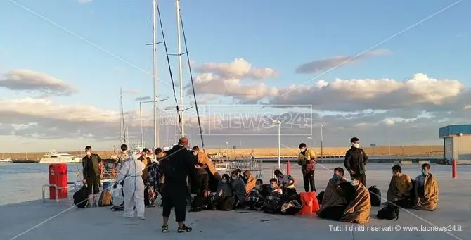 Altro sbarco nella Locride, 50 migranti arrivati al porto di Roccella Jonica