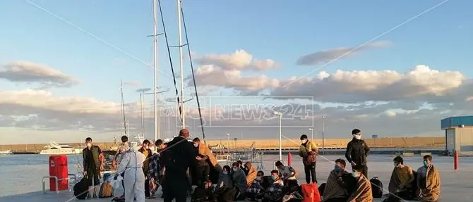 Altro sbarco nella Locride, 50 migranti arrivati al porto di Roccella Jonica