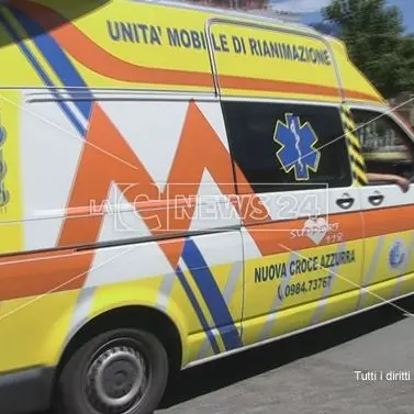 Auto contro moto, uomo di Catanzaro muore in un incidente nel Reggiano