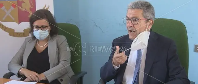 Cosenza, trappole sessuali agli anziani per rapinarli: i due omicidi punta dell’iceberg