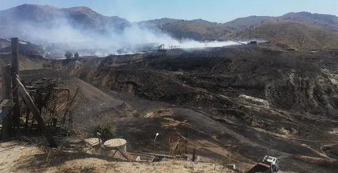 La discarica di Comunia brucia ancora dopo due mesi, le soluzioni dell'Arpacal