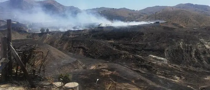 La discarica di Comunia brucia ancora dopo due mesi, le soluzioni dell'Arpacal