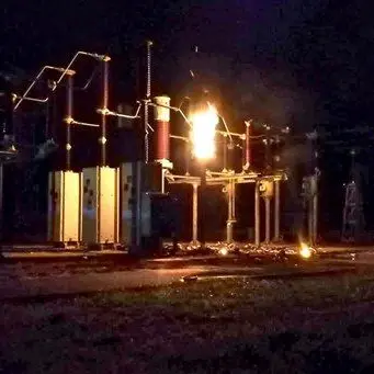 Notte di paura a Lamezia per l'incendio di un polo elettrico, comuni al buio