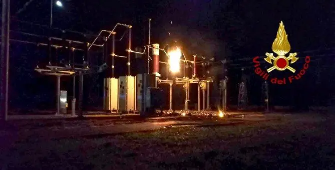 Notte di paura a Lamezia per l'incendio di un polo elettrico, comuni al buio