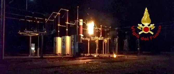 Notte di paura a Lamezia per l'incendio di un polo elettrico, comuni al buio