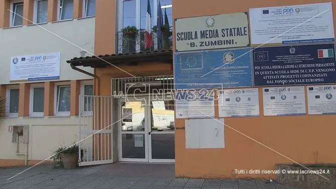 Cosenza, studenti trasferiti in altre sedi: stop ai turni pomeridiani nelle scuole Tavolaro e Zumbini