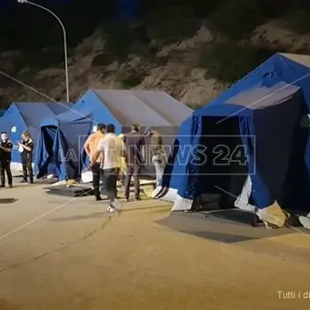 Migranti, il Covid “smantella” il campo di Rosarno: sgombero di notte e nuova tendopoli