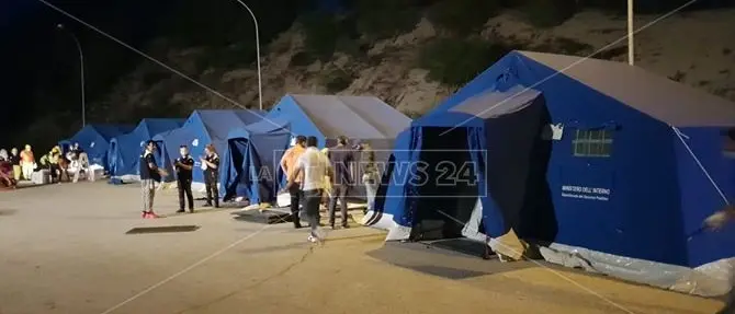 Migranti, il Covid “smantella” il campo di Rosarno: sgombero di notte e nuova tendopoli