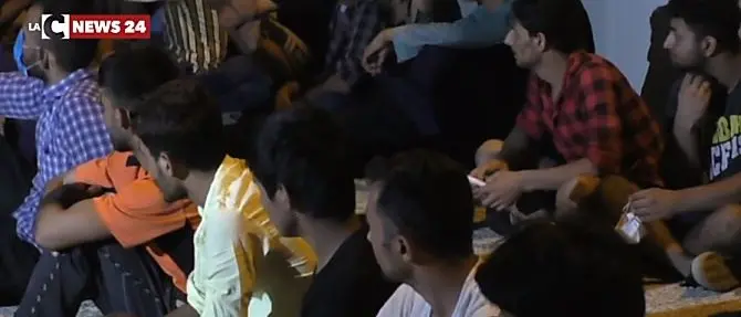 Migranti, 15 sbarchi nelle scorse ore a Lampedusa: in 433 raggiungono l’isola