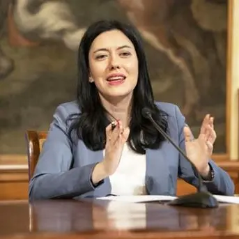 Azzolina: «No ad altre restrizioni. Le scuole sono luoghi più sicuri di altri»