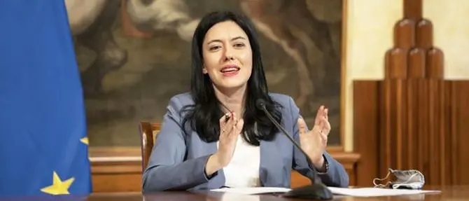 Azzolina: «No ad altre restrizioni. Le scuole sono luoghi più sicuri di altri»