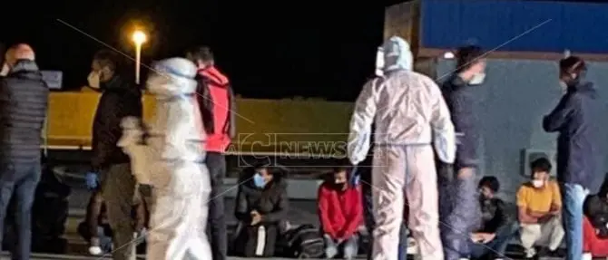 Coronavirus, 21 positivi tra i migranti sbarcati stanotte a Roccella