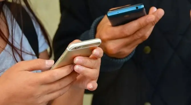 «Il coronavirus resiste fino a 28 giorni su banconote o smartphone»: lo studio