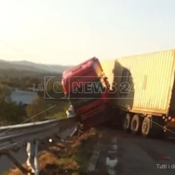 Incidente sull'A2, camionista trasportato in ospedale: traffico rallentato