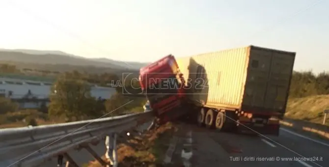 Incidente sull'A2, camionista trasportato in ospedale: traffico rallentato