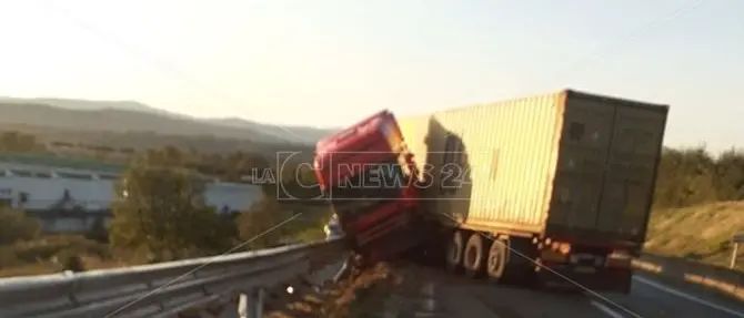 Incidente sull'A2, camionista trasportato in ospedale: traffico rallentato