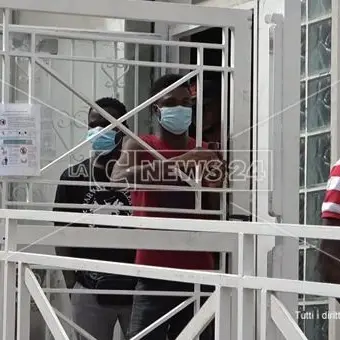 Fuscaldo, i migranti protestano contro l'isolamento e bloccano la Statale 18