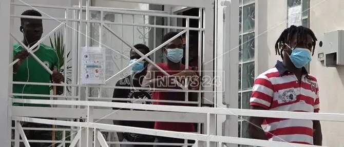 Fuscaldo, i migranti protestano contro l'isolamento e bloccano la Statale 18