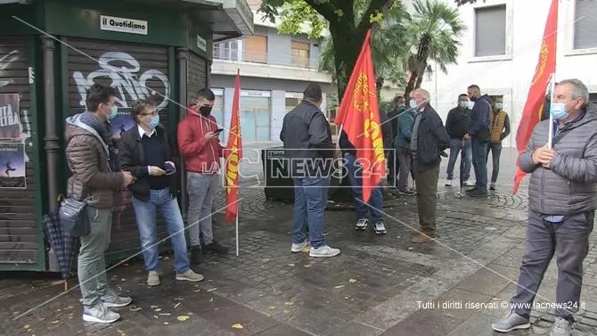 Veleni nel fiume Mucone, a Cosenza operai Consuleco in protesta: «Riaprite il depuratore»