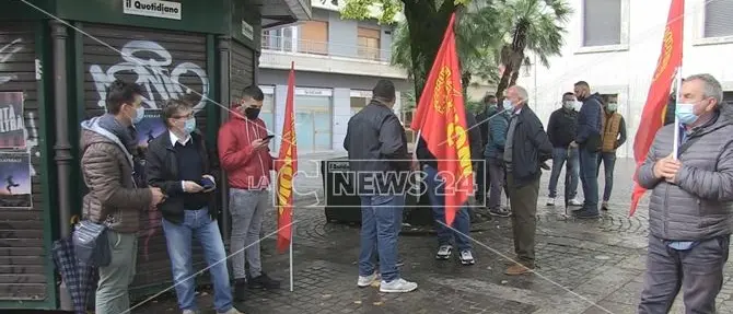 Veleni nel fiume Mucone, a Cosenza operai Consuleco in protesta: «Riaprite il depuratore»