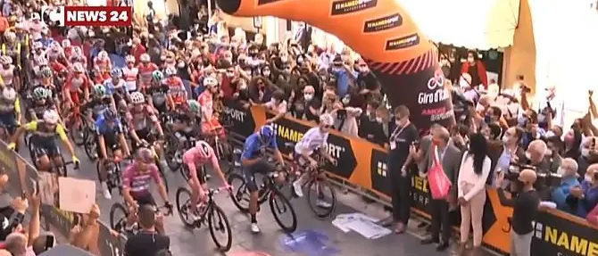 Coronavirus al Giro d’Italia: positivi due ciclisti e sei persone dello staff