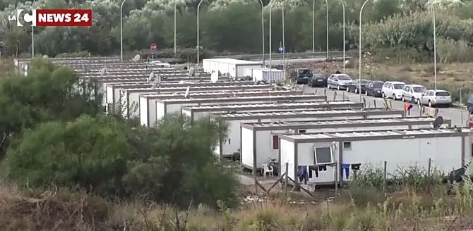 Coronavirus, troppi contagi: zona rossa nel campo migranti di Rosarno