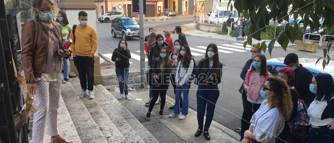 Spezzano, pochi bus per gli studenti pendolari: «Leso il diritto allo studio»